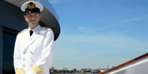 Kapitein Barrie Putters aan boord van 'zijn' Grace Kelly