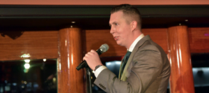 Party manager Lukas houdt een toespraak op de Grace Kelly