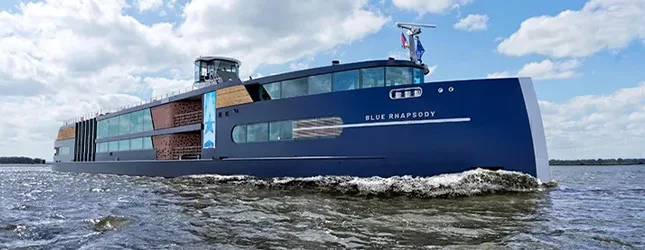 De Blue Rhapsody varend overdag